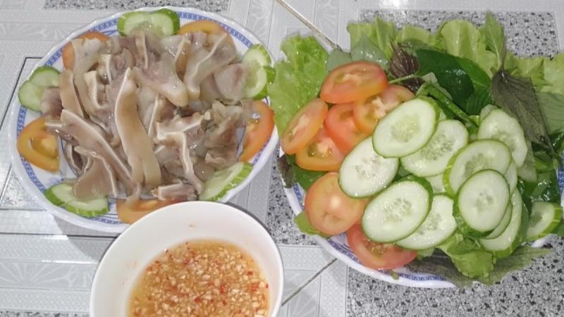 Tai heo chua ngọt: luộc và thái mỏng