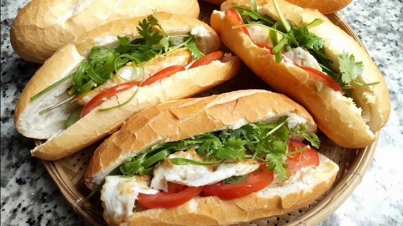 Ổ bánh mì thịt pate trứng bổ sung năng lượng cho bữa sáng