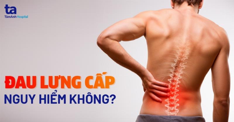 Bác sĩ đang khám cho bệnh nhân bị đau lưng dưới