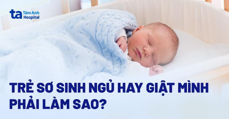 Bé sơ sinh ngủ giật mình được quấn khăn