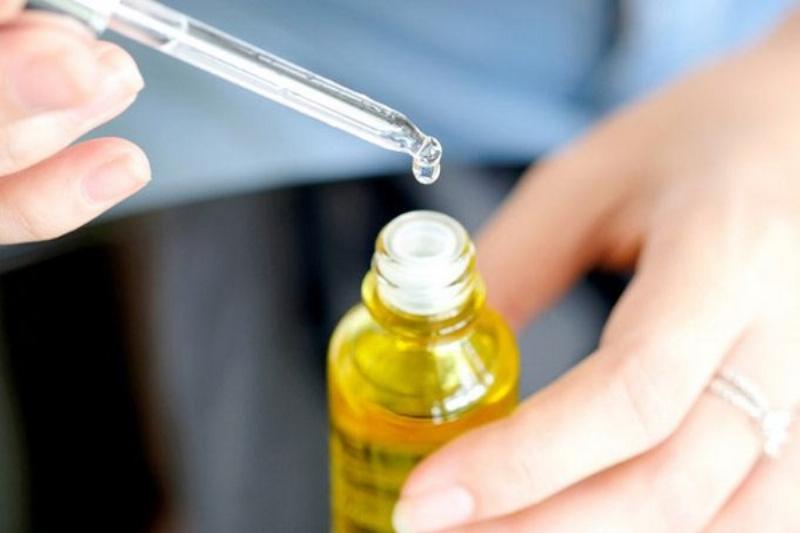 Bôi Vitamin E Lên Mặt Để Qua Đêm Được Không? Lợi Ích, Tác Hại, Cách Sử Dụng Đúng