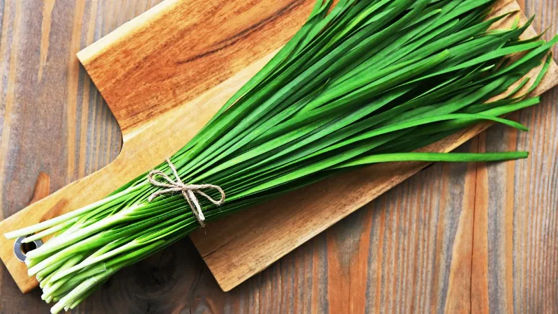 Chuẩn bị nguyên liệu hấp lá hẹ trị ho cho bé