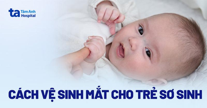 Rửa mắt bằng nước muối sinh lý cho trẻ sơ sinh khi có ghèn mắt