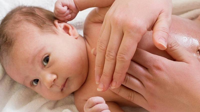 Nên Tắm Cho Bé Trước Hay Sau Khi Ăn, Thời Điểm Tắm Cho Bé, Lưu Ý Khi Tắm Cho Bé