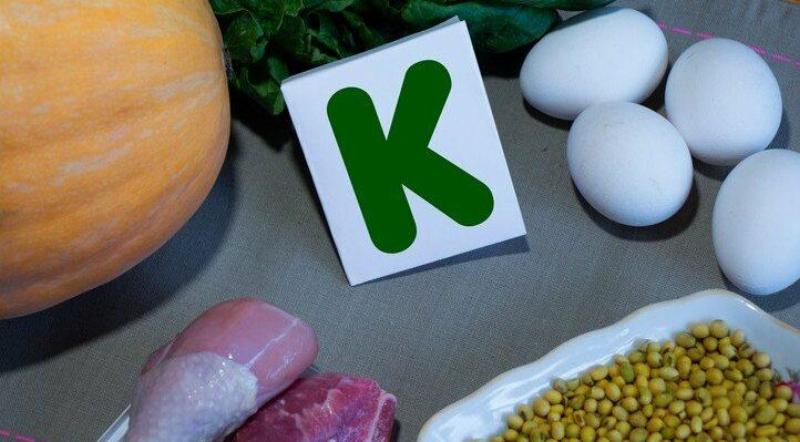 Thiếu Vitamin K Gây Bệnh Gì? Chảy Máu, Loãng Xương, Tim Mạch, Và Nhiều Vấn Đề Sức Khỏe Khác